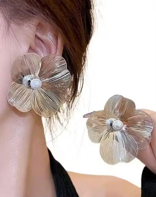 Soft Glow Flower Studs