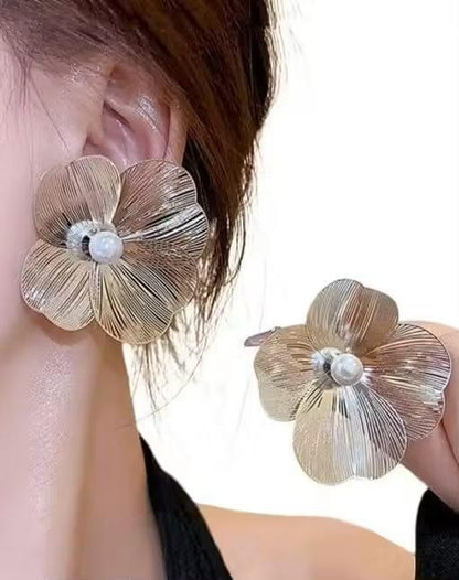 Soft Glow Flower Studs