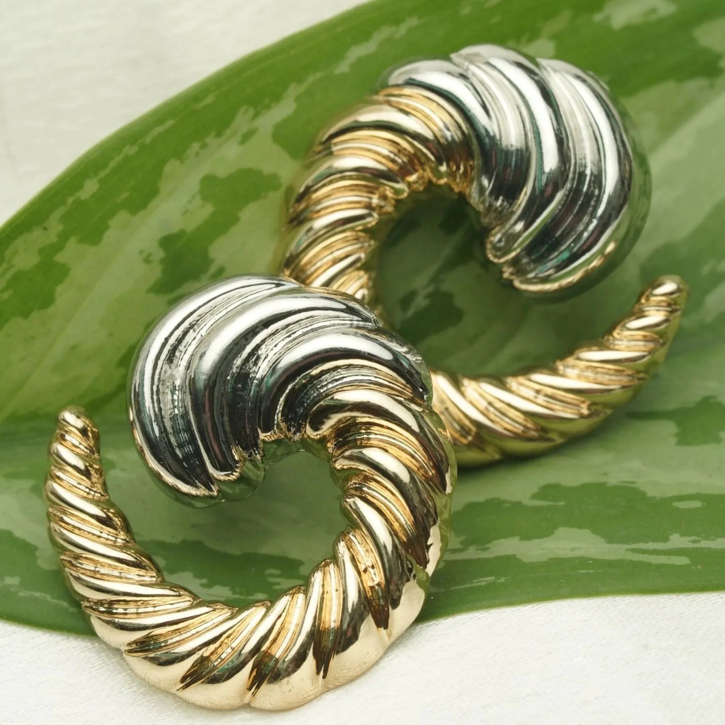 Twist Of Elegance Earrings - Kaliido